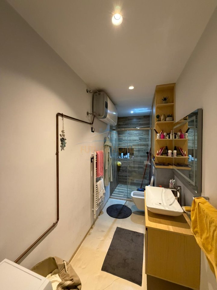 Shitet, Apartament 2+1, Rruga Gramoz Pashko.