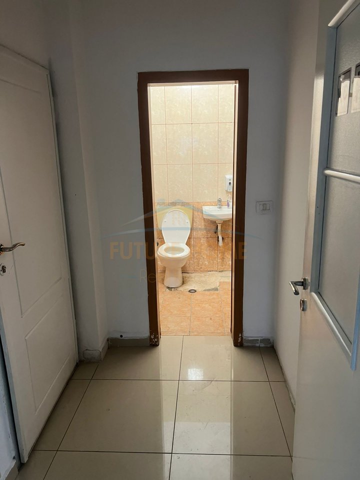 Qera, Ambient , Unaza e Re