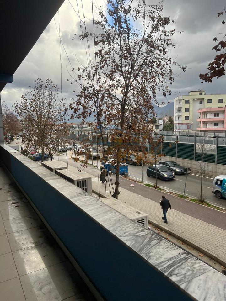 Qera, Ambient , Unaza e Re