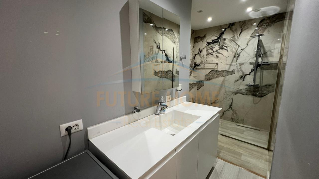 Shitet, Apartament 2+1+2+Post Parkimi, Rruga e Barrikadave, Tiranë