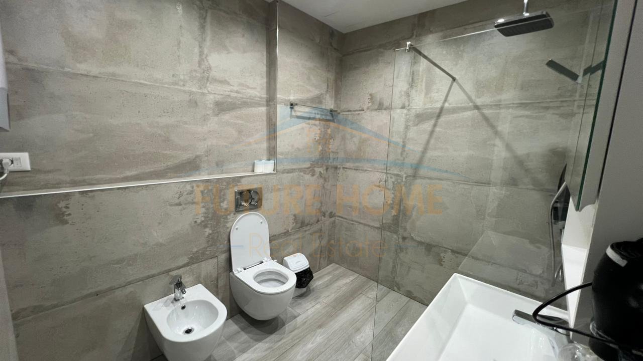 Shitet, Apartament 2+1+2+Post Parkimi, Rruga e Barrikadave, Tiranë