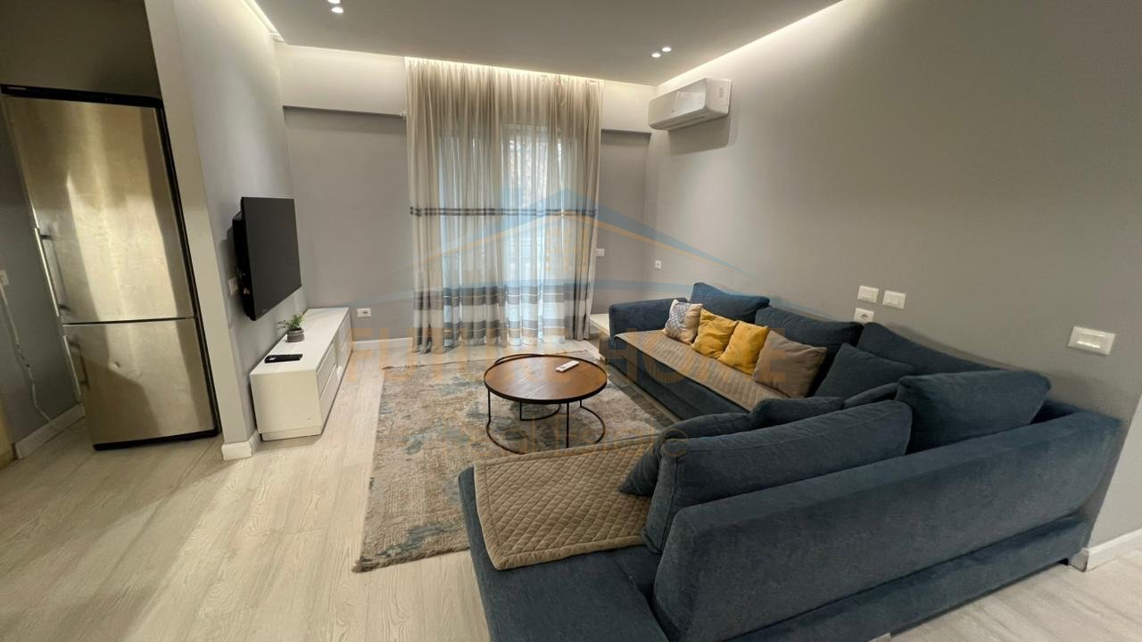 Shitet, Apartament 2+1+2+Post Parkimi, Rruga e Barrikadave, Tiranë