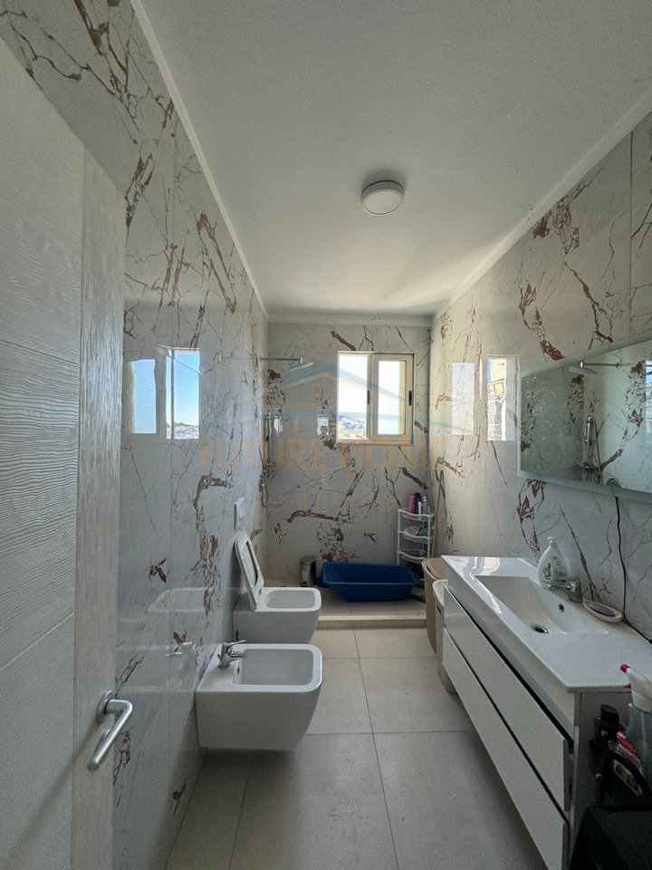 Shitet Apartament 2+1+2+ Verande, Shkozë