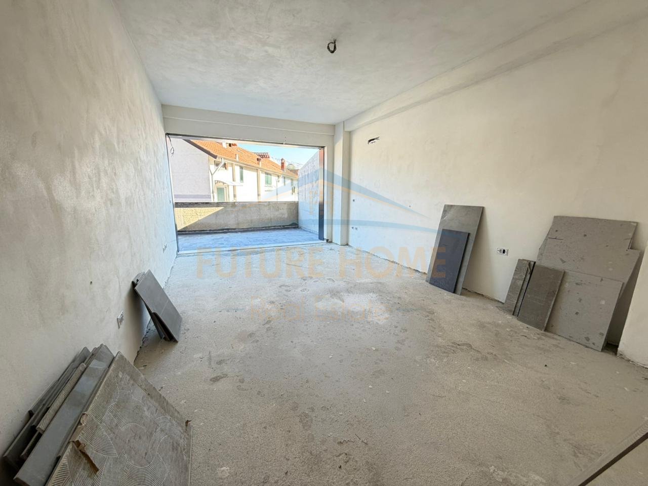 Shitet, Garsioniere, tek Kompleksi Grand, Tiranë.