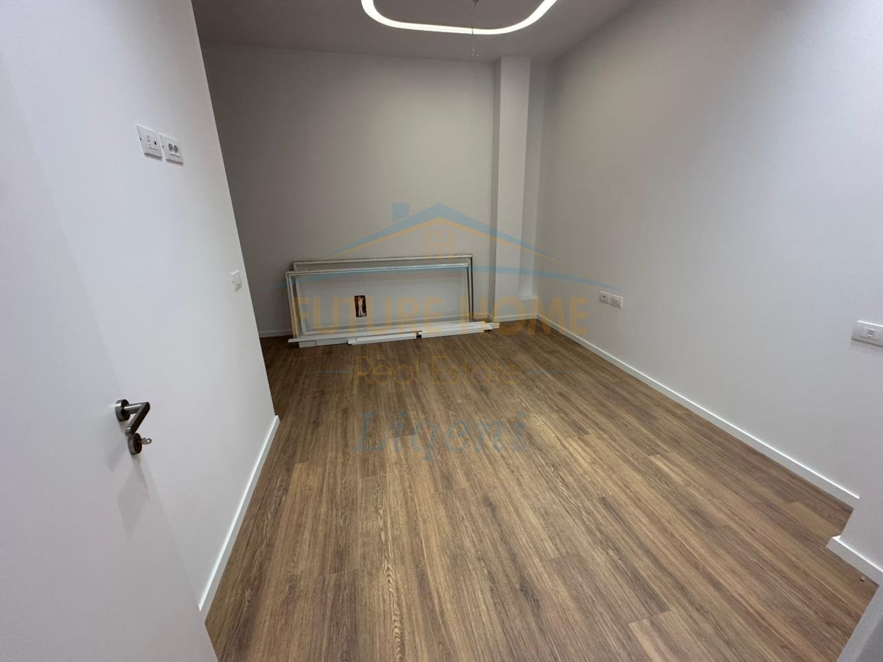 Shitet, Apartament 2+1, Rruga Eduard Mano, Liqeni i Thate, Tiranë.