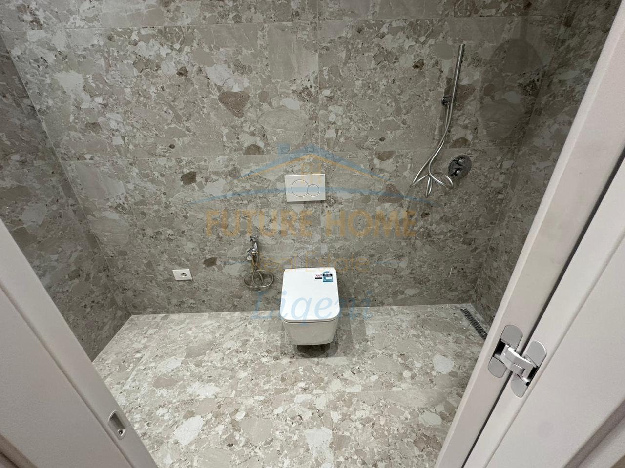 Shitet, Apartament 2+1, Rruga Eduard Mano, Liqeni i Thate, Tiranë.