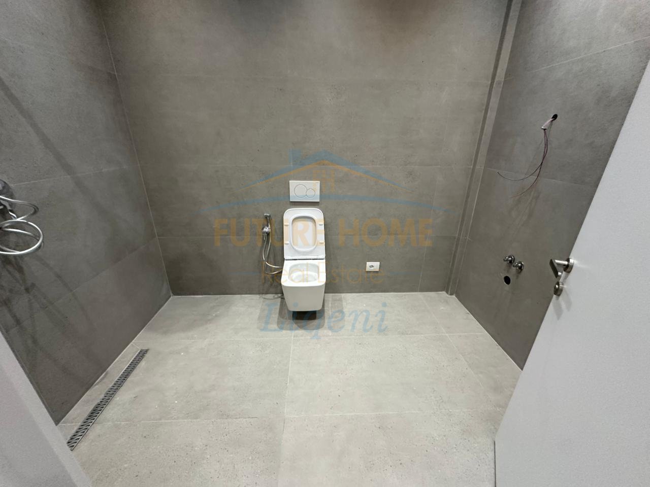 Shitet, Apartament 1+1, Rruga Eduard Mano, Liqeni i Thate, Tiranë.