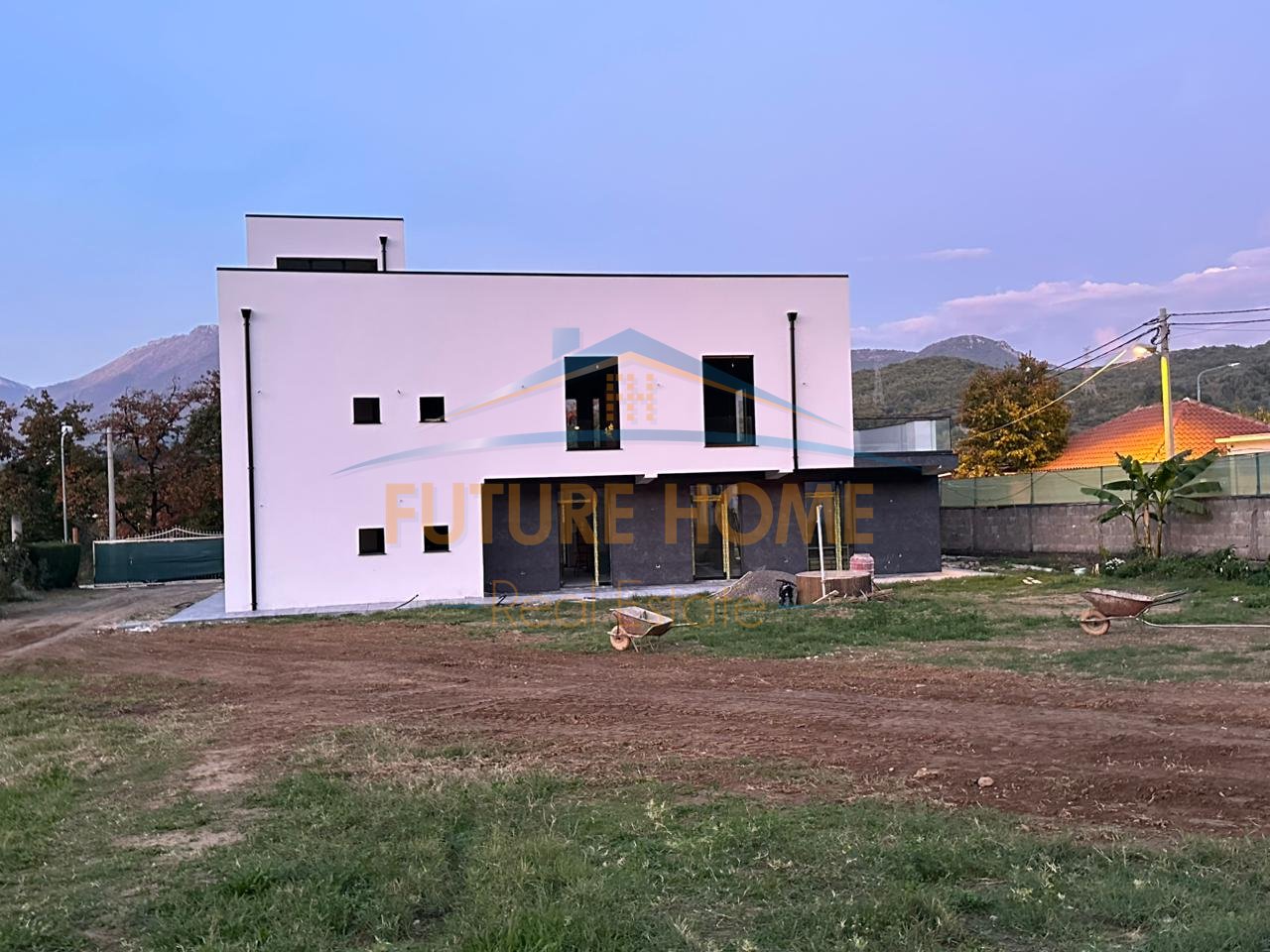 For rent, Business building + Land, Berzhitë