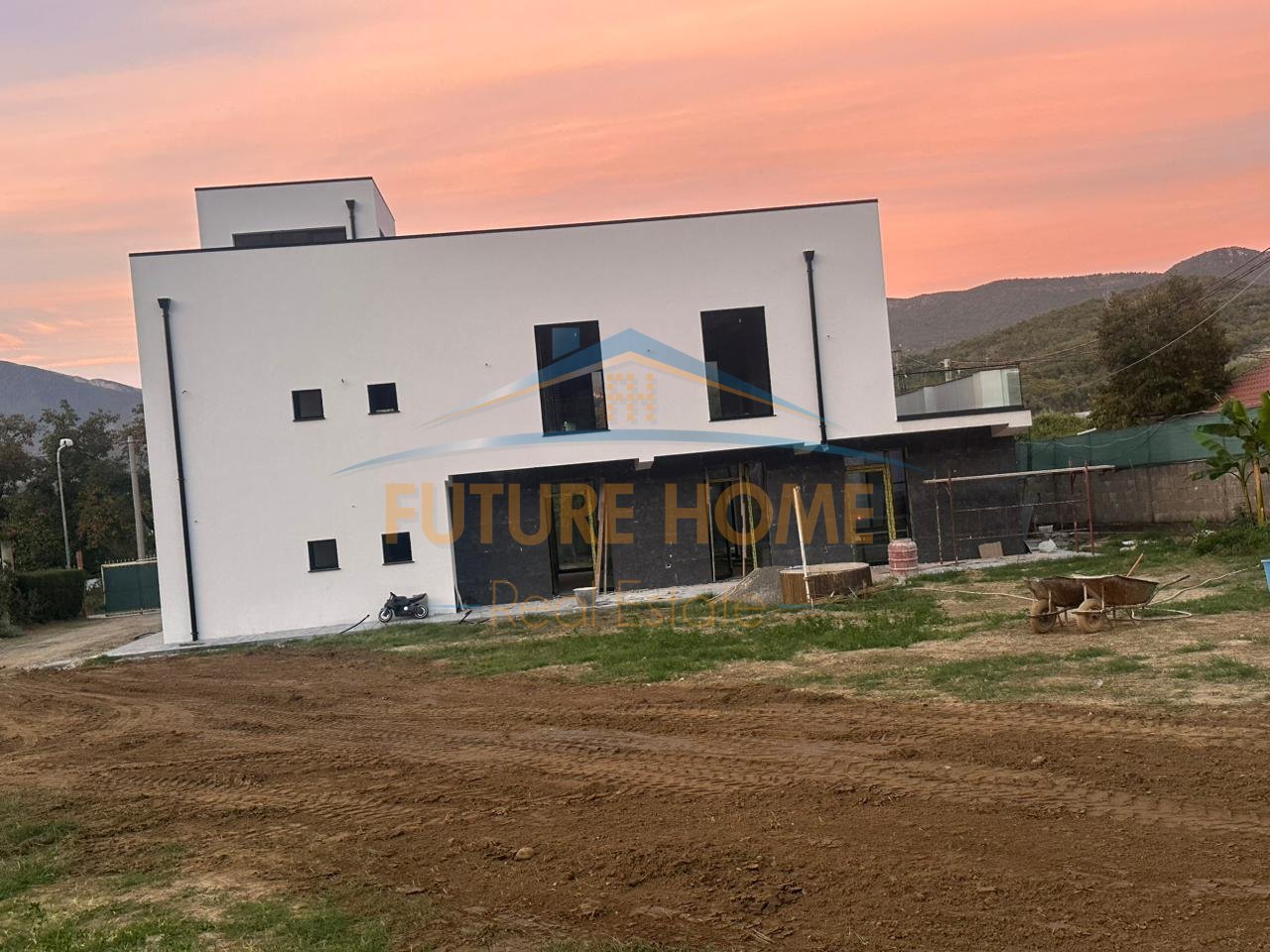 For rent, Business building + Land, Berzhitë