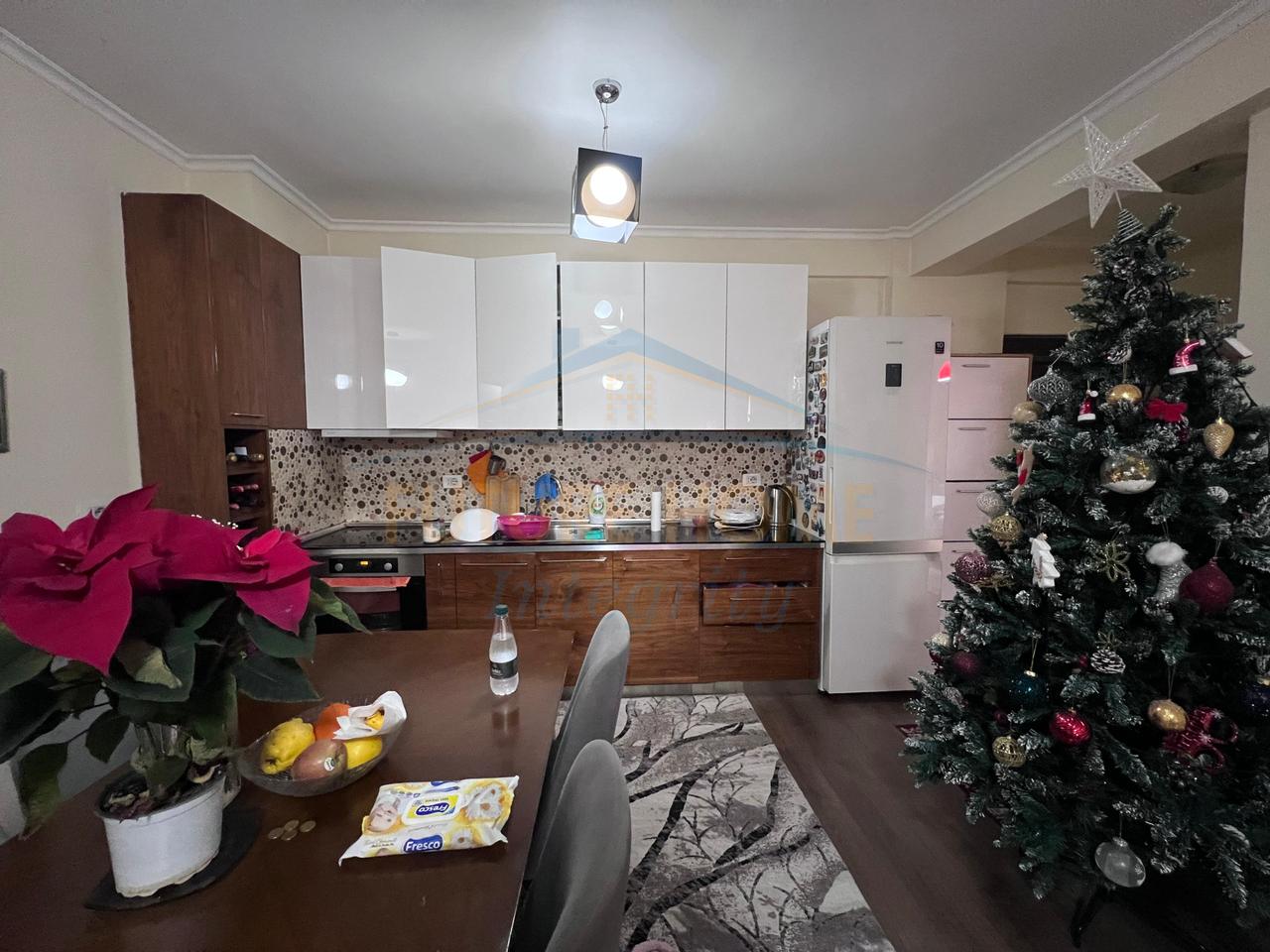 Shitet, Apartament 2+1, Zogu i Zi,  Tiranë.