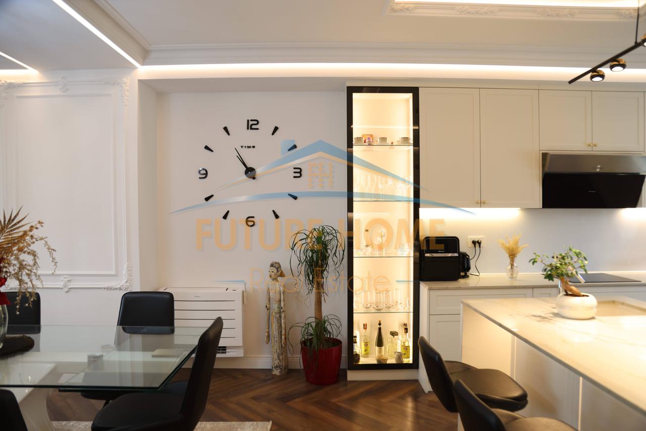 Shitet, Apartament 4+1+3+2Poste Parkimi, Rezidenca "EURO 3D", Tiranë.