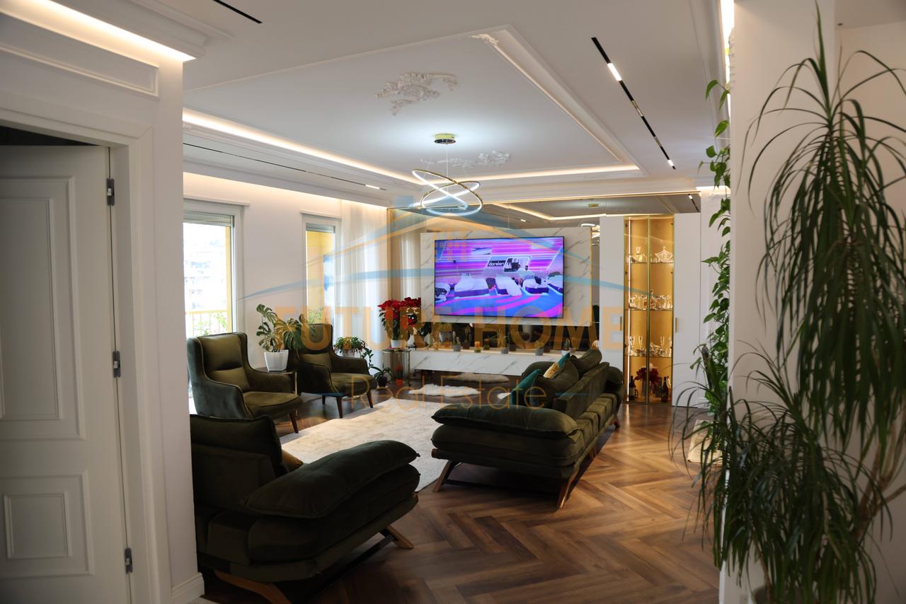 Shitet, Apartament 4+1+3+2Poste Parkimi, Rezidenca "EURO 3D", Tiranë.