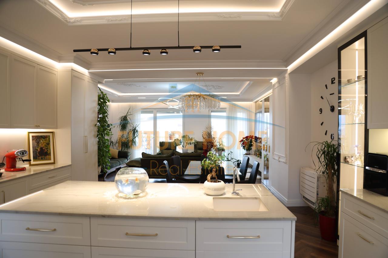 Shitet, Apartament 4+1+3+2Poste Parkimi, Rezidenca "EURO 3D", Tiranë.