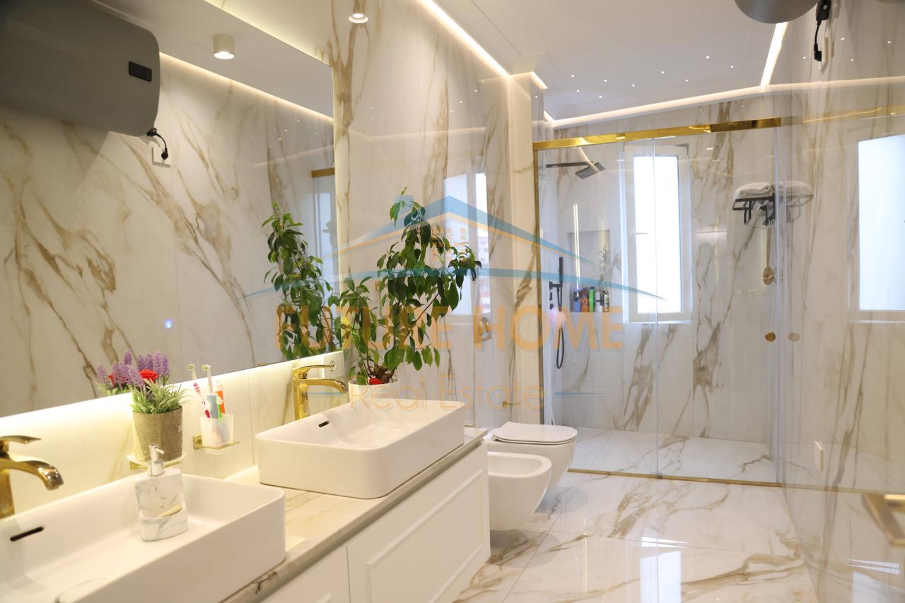 Shitet, Apartament 4+1+3+2Poste Parkimi, Rezidenca "EURO 3D", Tiranë.