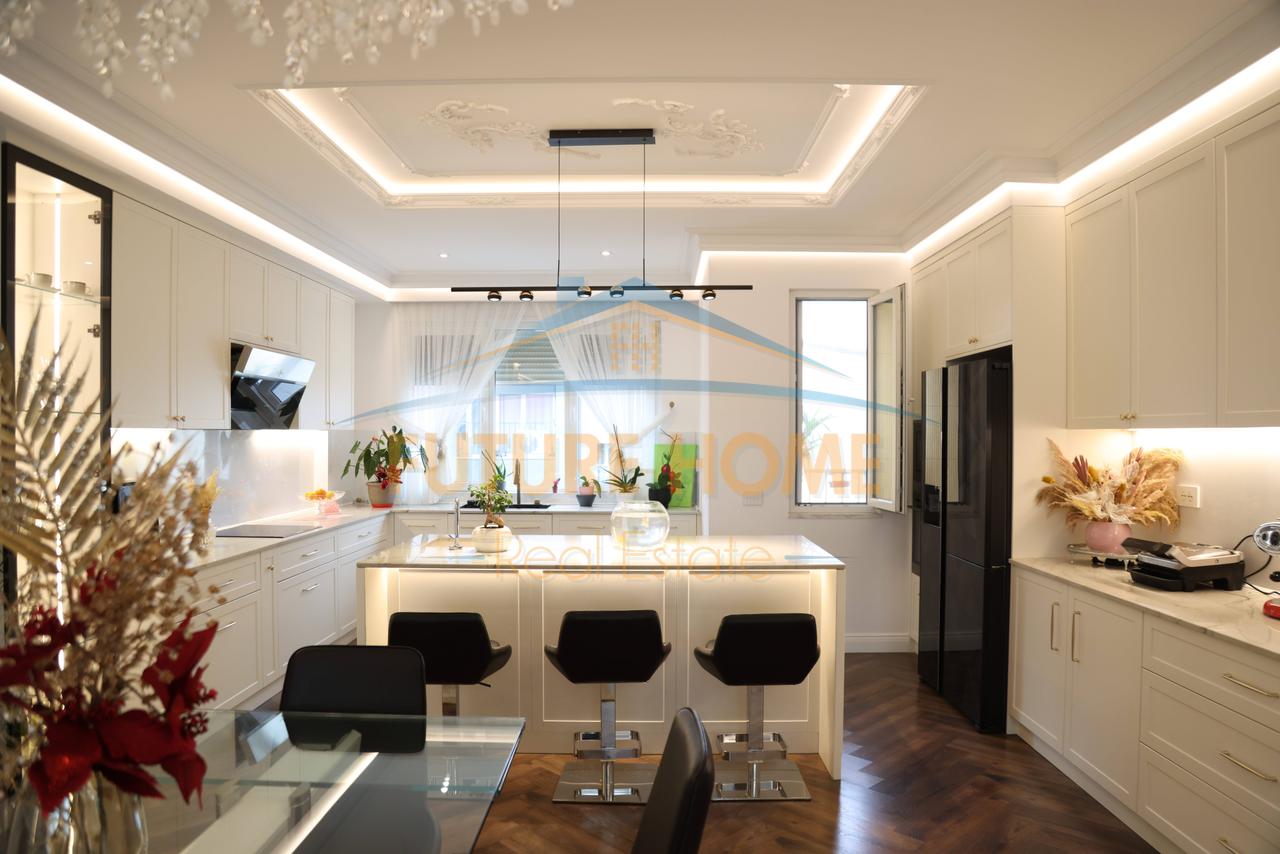 Shitet, Apartament 4+1+3+2Poste Parkimi, Rezidenca "EURO 3D", Tiranë.