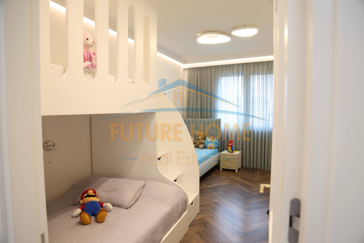 Shitet, Apartament 4+1+3+2Poste Parkimi, Rezidenca "EURO 3D", Tiranë.