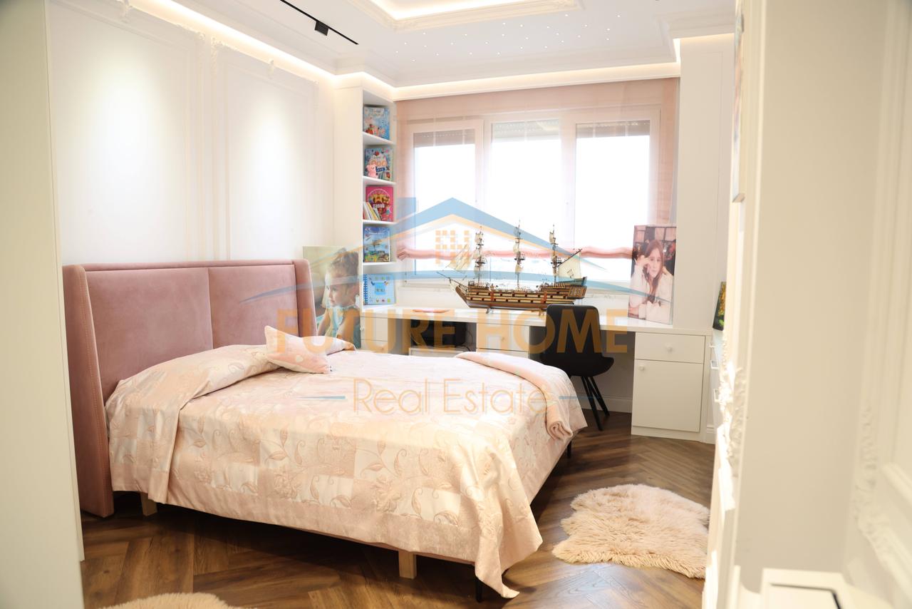 Shitet, Apartament 4+1+3+2Poste Parkimi, Rezidenca "EURO 3D", Tiranë.