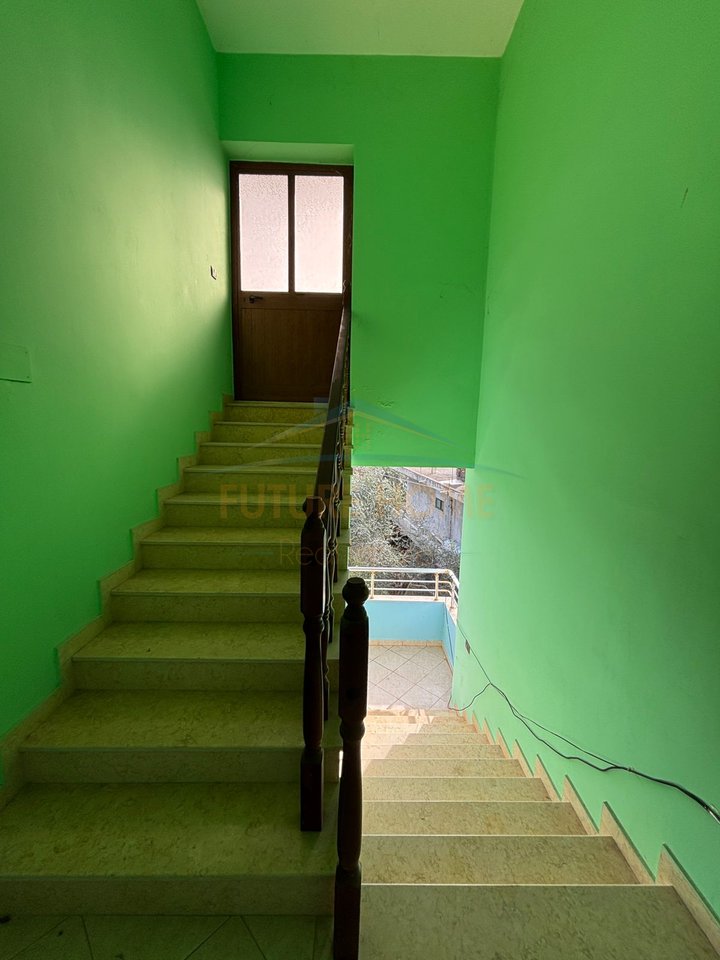 In vendita, villa su 3 piani, dietro l'ospedale, Durrës