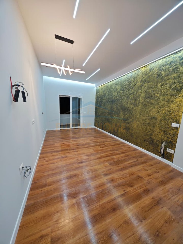 Shitet, Apartament 2+1+2+2, Bulevardi Kryesor, Durres