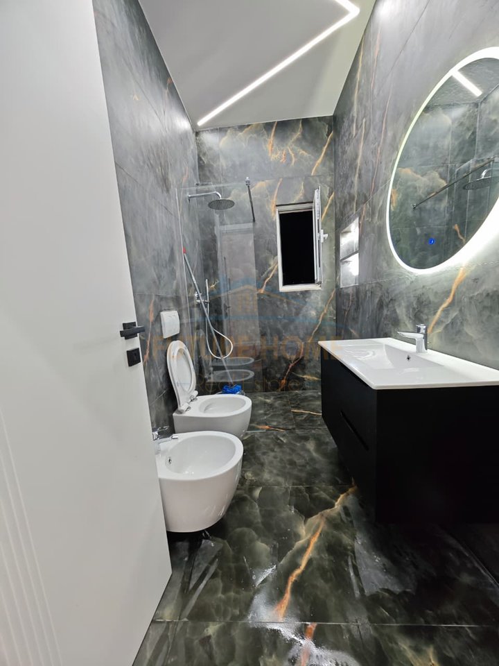 Shitet, Apartament 2+1+2+2, Bulevardi Kryesor, Durres