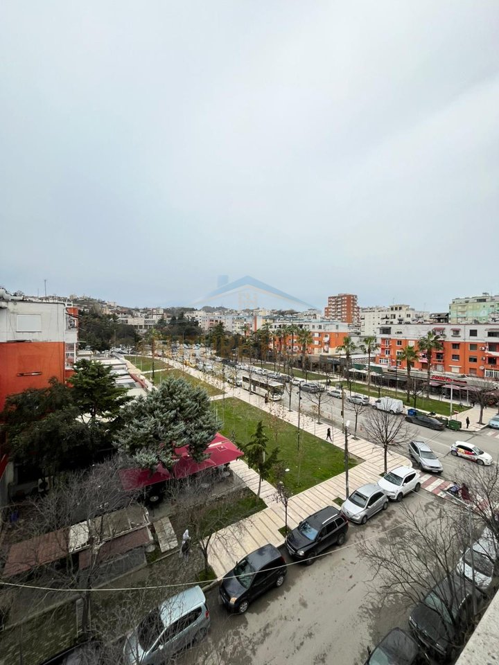 Shitet, Apartament 2+1, Pranë Muzeut të Dëshmorëve, Durrës