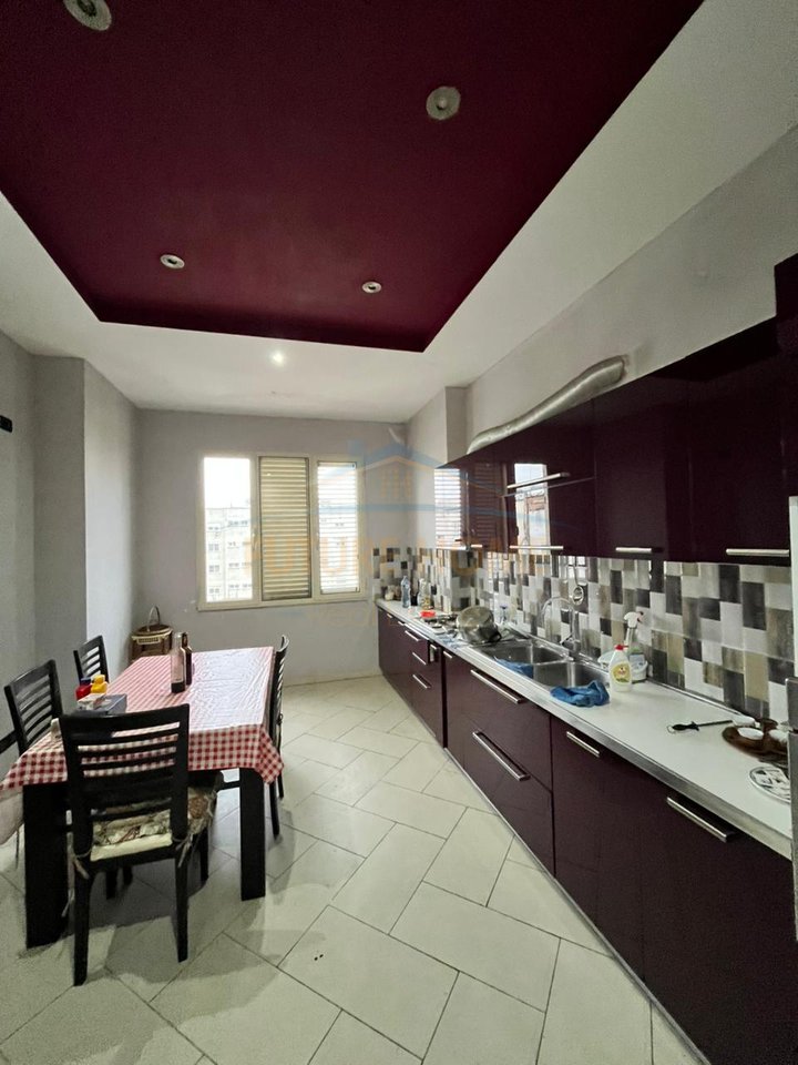 Shitet, Apartament 2+1, Pranë Muzeut të Dëshmorëve, Durrës