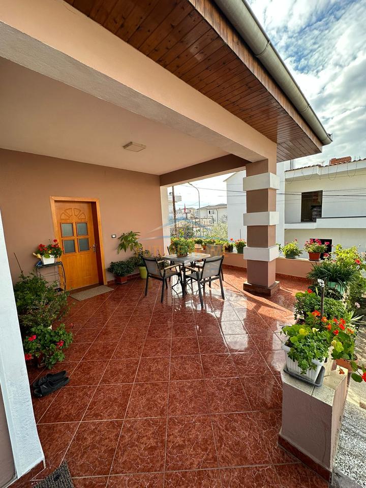 Qera, Shtepi private 2-kateshe, Sauk