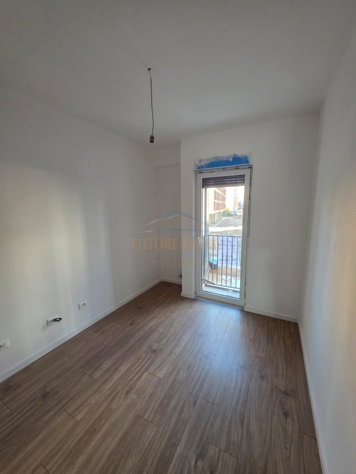 Qera, Ambient per zyra, Jordan Misja, Tirane.