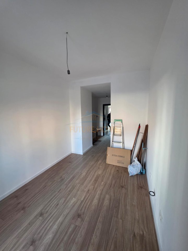 Qera, Ambient per zyra, Jordan Misja, Tirane.