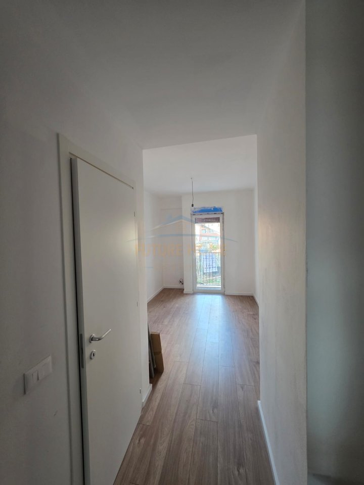 Qera, Ambient per zyra, Jordan Misja, Tirane.