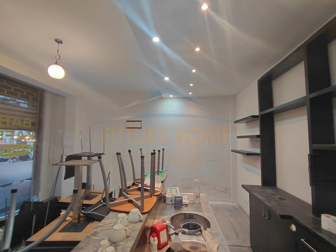 Qira, Ambient Business, Ruota Rossa, Spiaggia, Durazzo