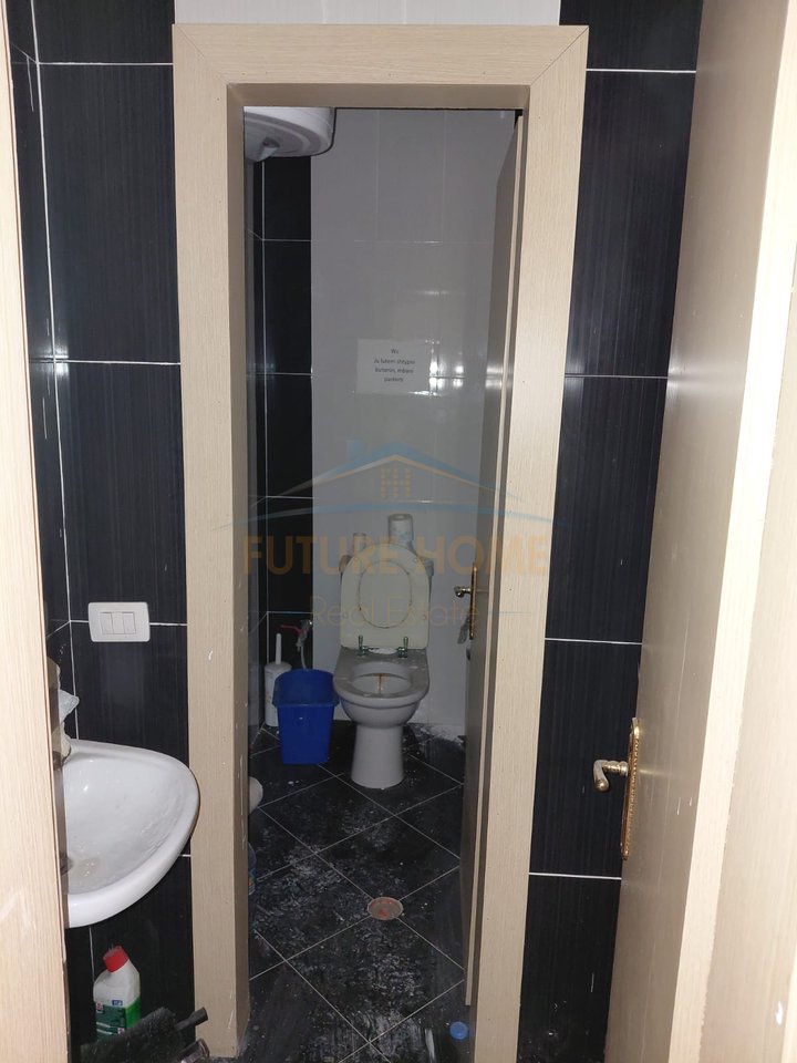 Qira, Ambient Business, Ruota Rossa, Spiaggia, Durazzo