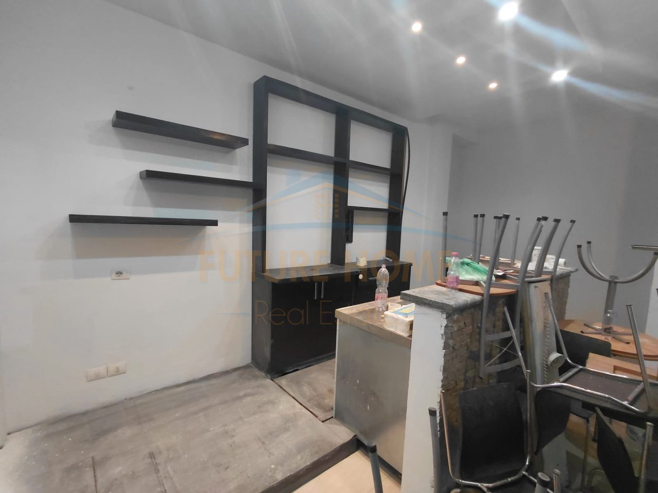 Qira, Ambient Business, Ruota Rossa, Spiaggia, Durazzo