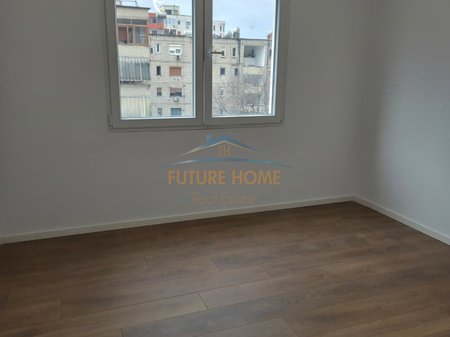 Shitet, Apartament 1+1, Tregu elektrik, Tiranë.