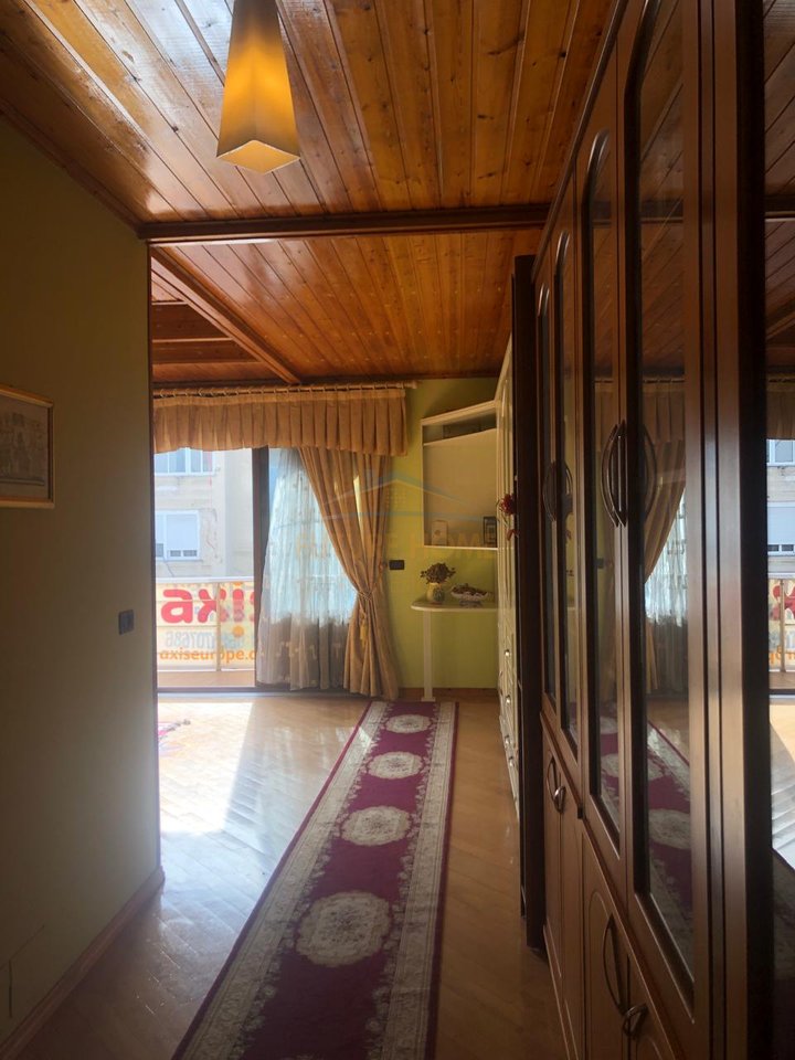 Shitet , Ndërtesë 3 - katëshe , Rruga Fejzo Mema, Vlorë