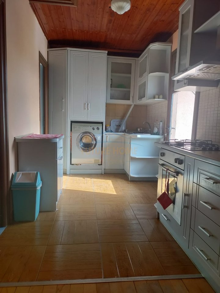 Shitet , Ndërtesë 3 - katëshe , Rruga Fejzo Mema, Vlorë