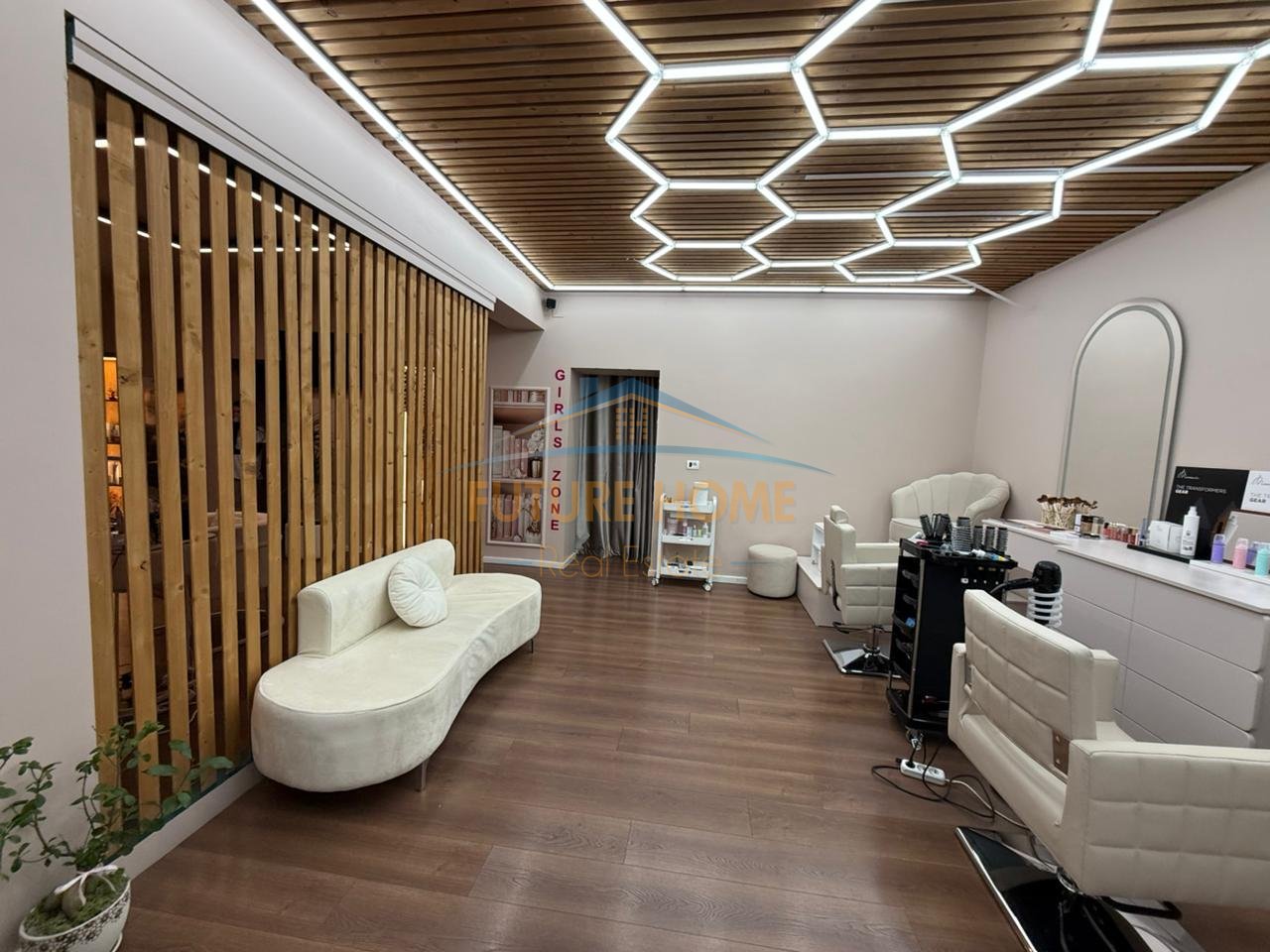 In vendita, attività commerciale, centro estetico, Comune di Parigi, Tirana