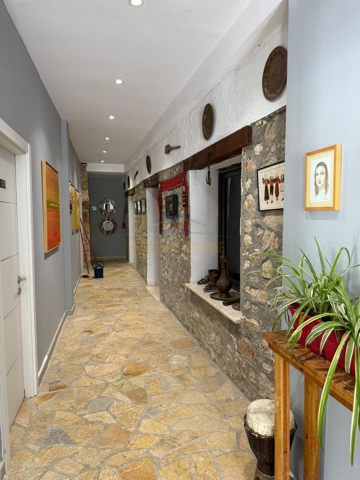 Shitet, Hotel, Ne Qeparo