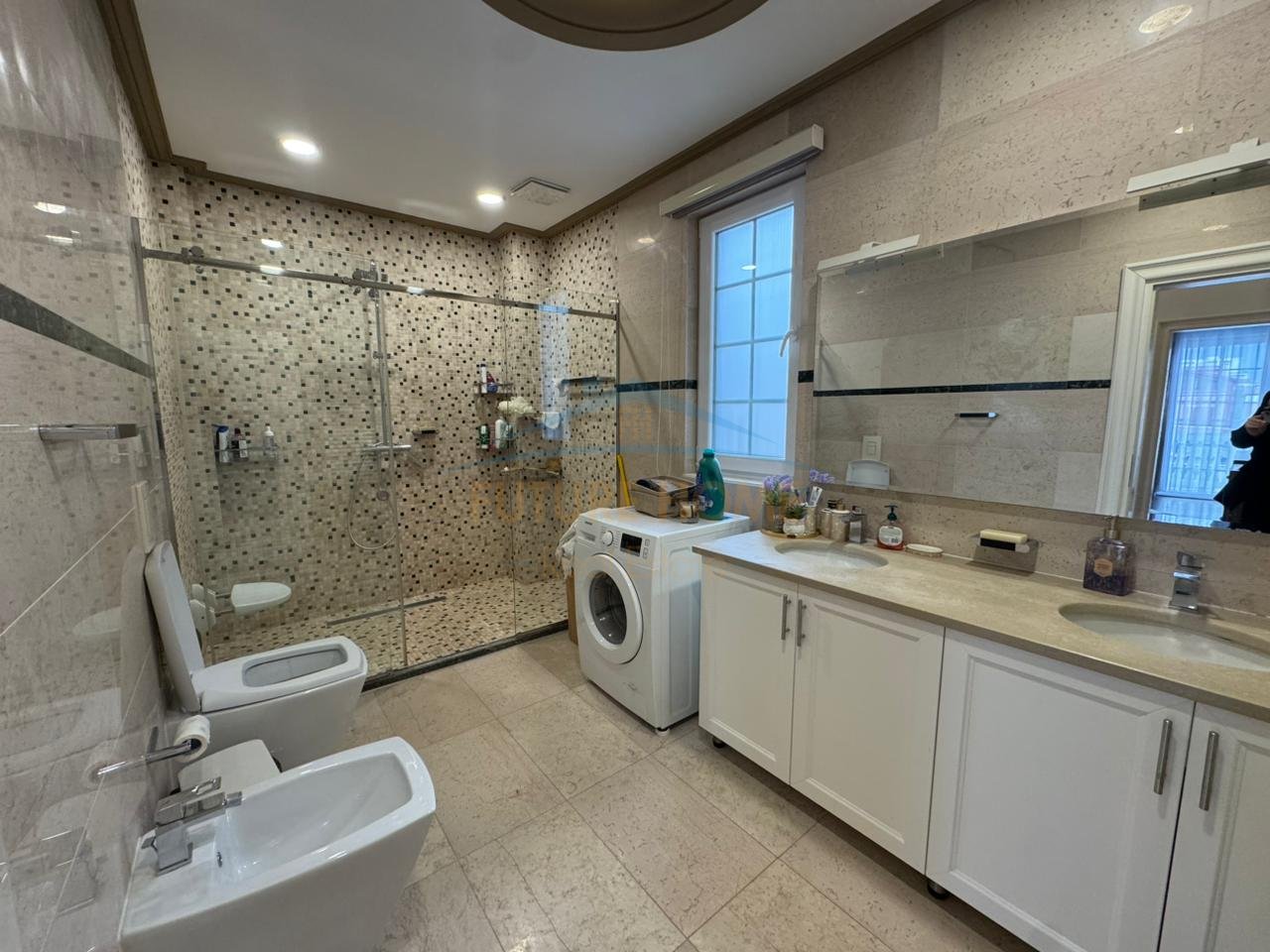 Shitet, Vilë 2-Katëshe, Kamëz, Tiranë.