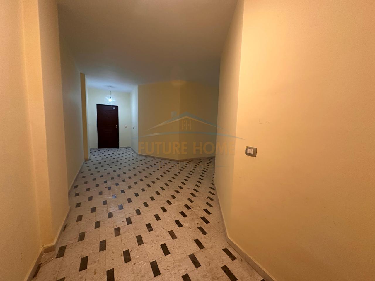 Shitet , Apartament 2+1+2 ,Lungomare ,Vlorë.