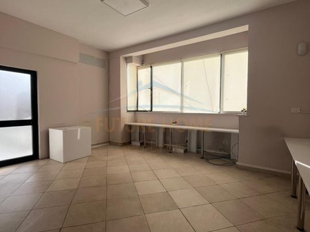 Affitto, Ambiente Aziendale, 21 dicembre, Tirana