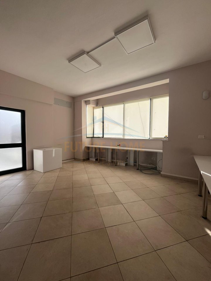 Affitto, Ambiente Aziendale, 21 dicembre, Tirana