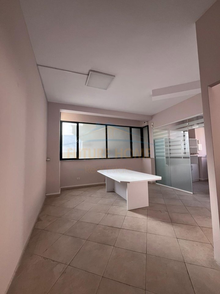 Affitto, Ambiente Aziendale, 21 dicembre, Tirana