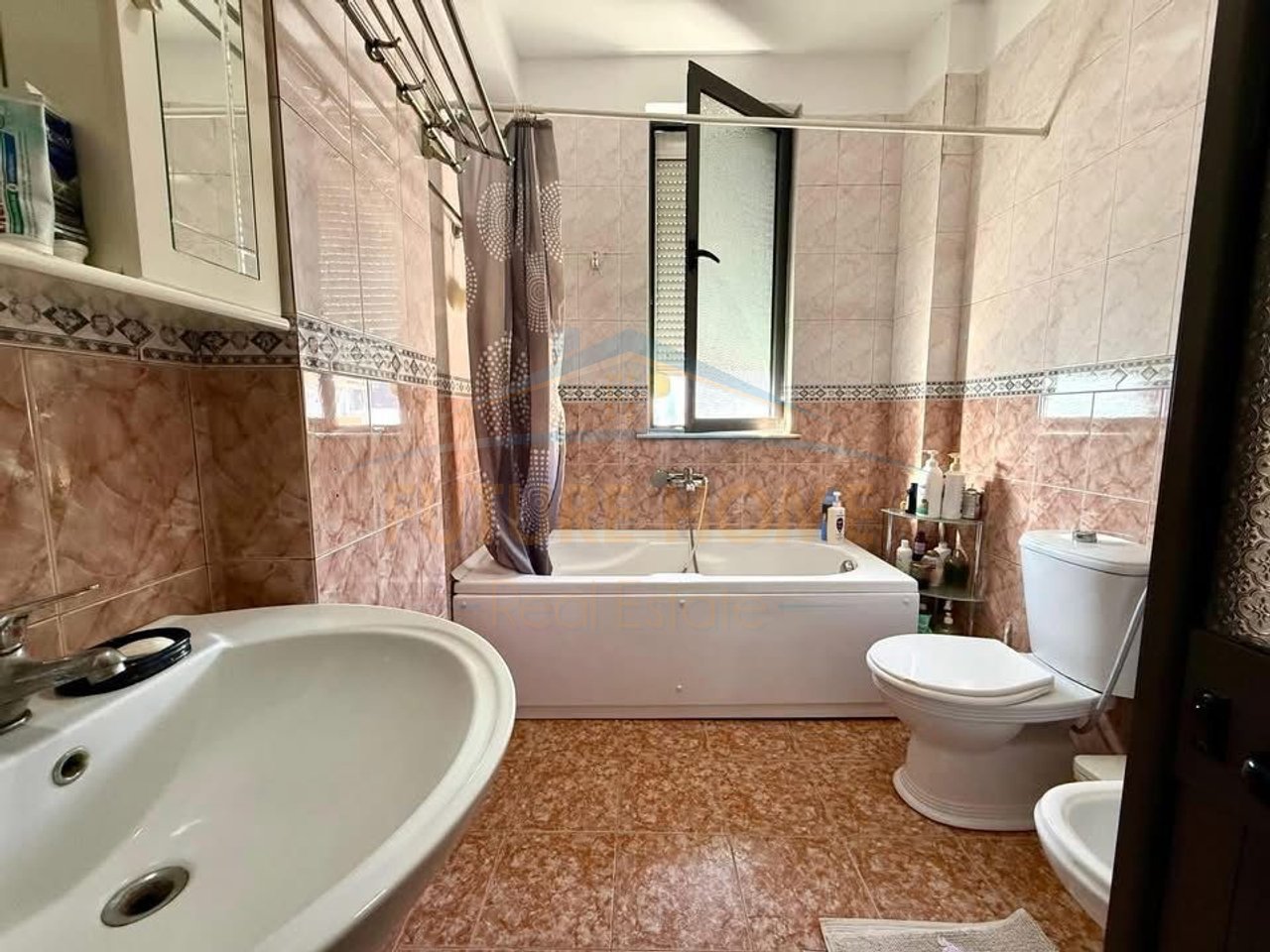 Shitet, Apartament 2+1, Ali Demi, Tiranë.