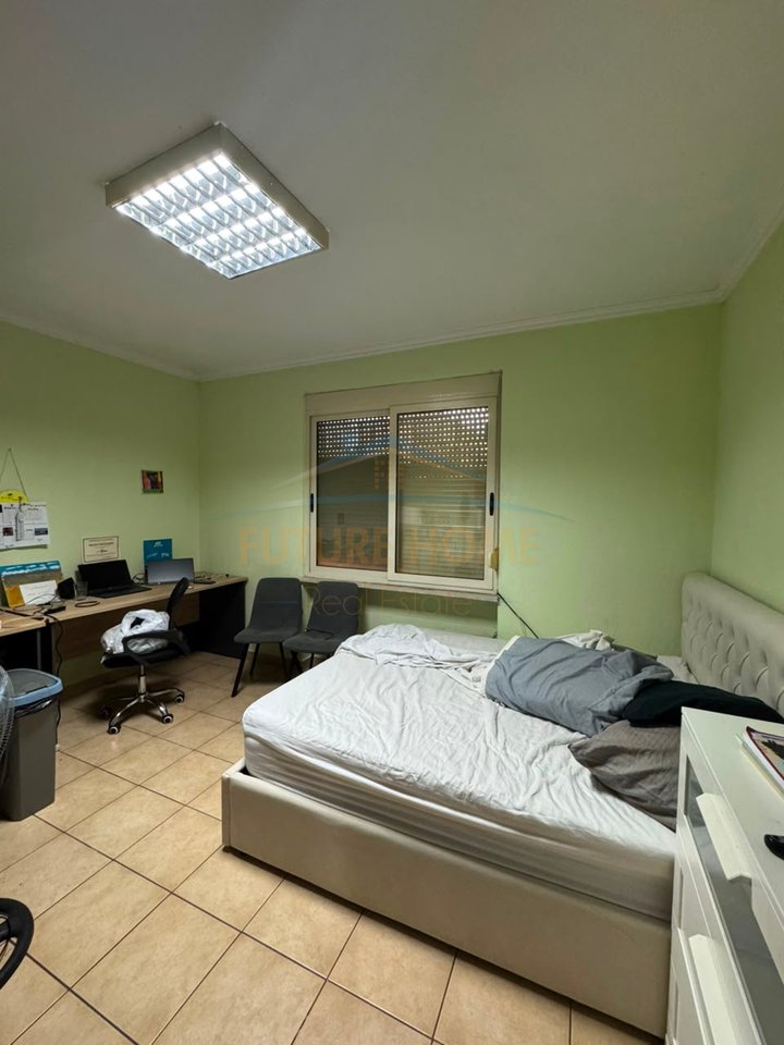 Qera, Vilë , Kodra e Priftit, Tirane
