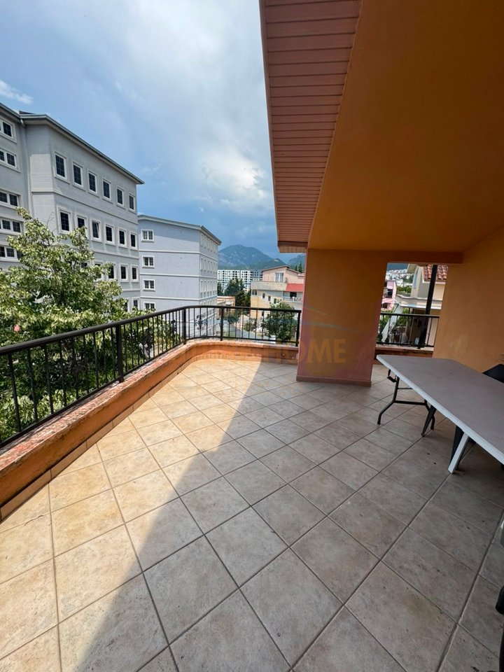 Qera, Vilë , Kodra e Priftit, Tirane