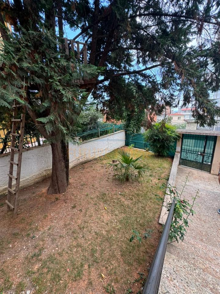 Qera, Vilë , Kodra e Priftit, Tirane