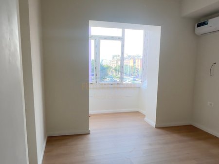 Qira, Ambient per Zyra, Kryqezimi i 21 Dhjetorit, Tiranë.