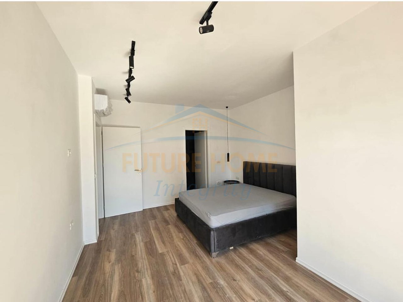 Qera, Apartament 2+1+2+Post Parkimi, Ish Tregu Elektrik, Tiranë.