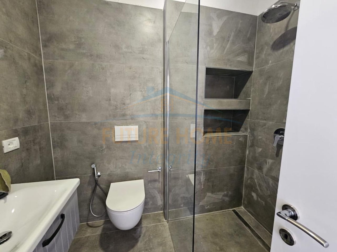Qera, Apartament 2+1+2+Post Parkimi, Ish Tregu Elektrik, Tiranë.